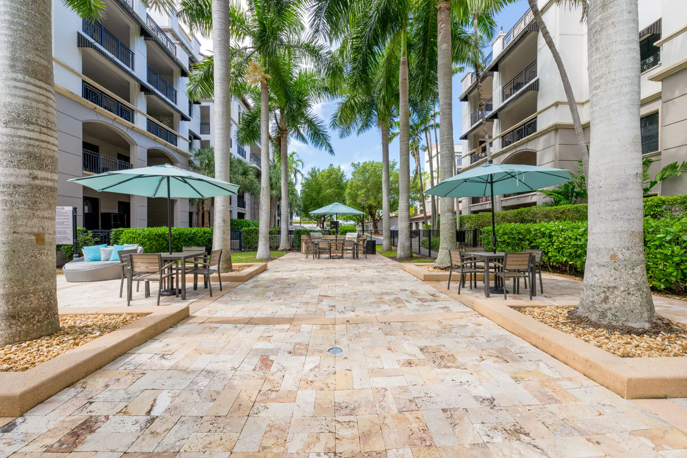 Courtyard patio with umbrella seating at Heritage at Boca Raton